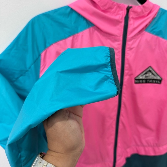 Nike Women’s Shield Trail Running Jacket - L - Picture 6 of 12